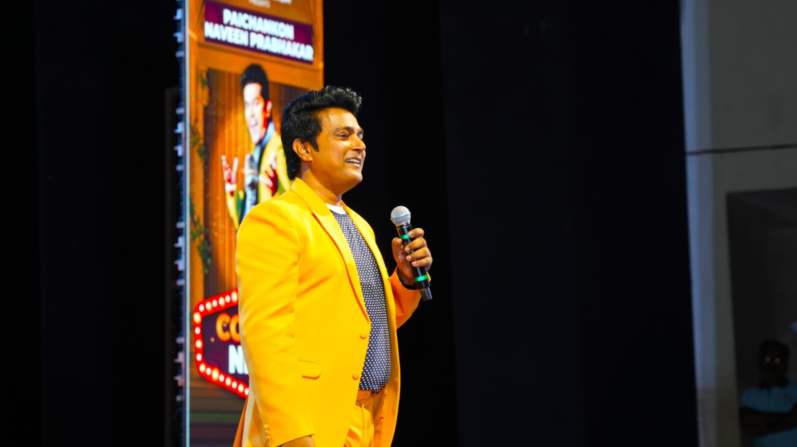 Navin Prabhakar on stage - photo 16