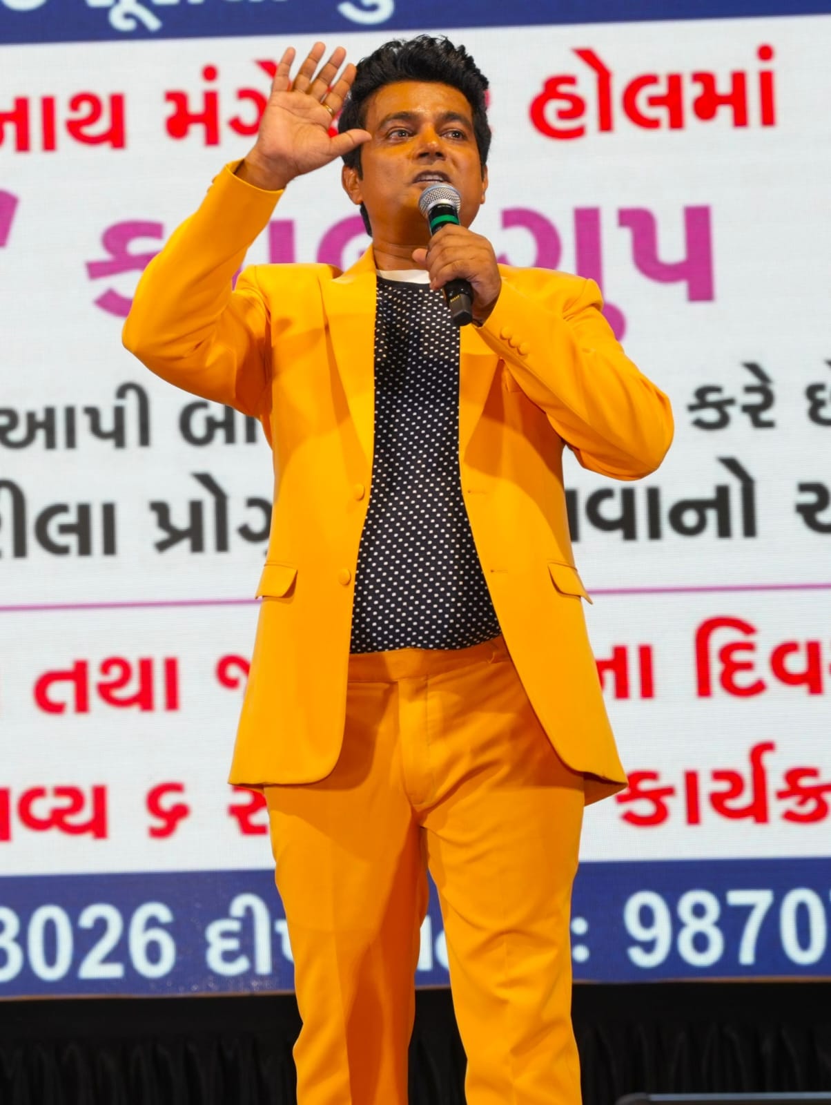 Navin Prabhakar on stage - photo 17