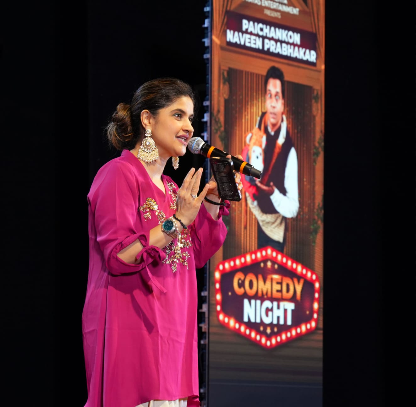 Navin Prabhakar on stage - photo s2