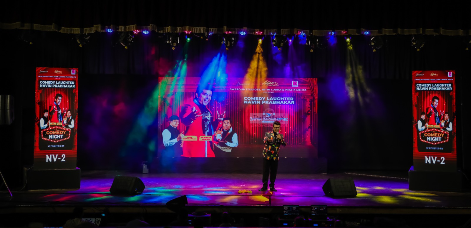 Navin Prabhakar performing on the corporate stage