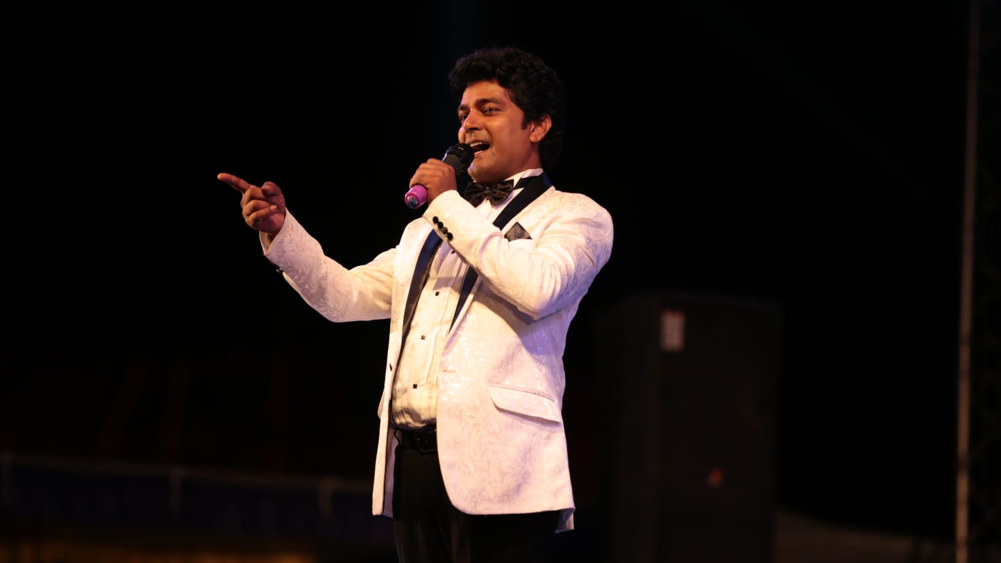Navin Prabhakar corporate gig moment 1