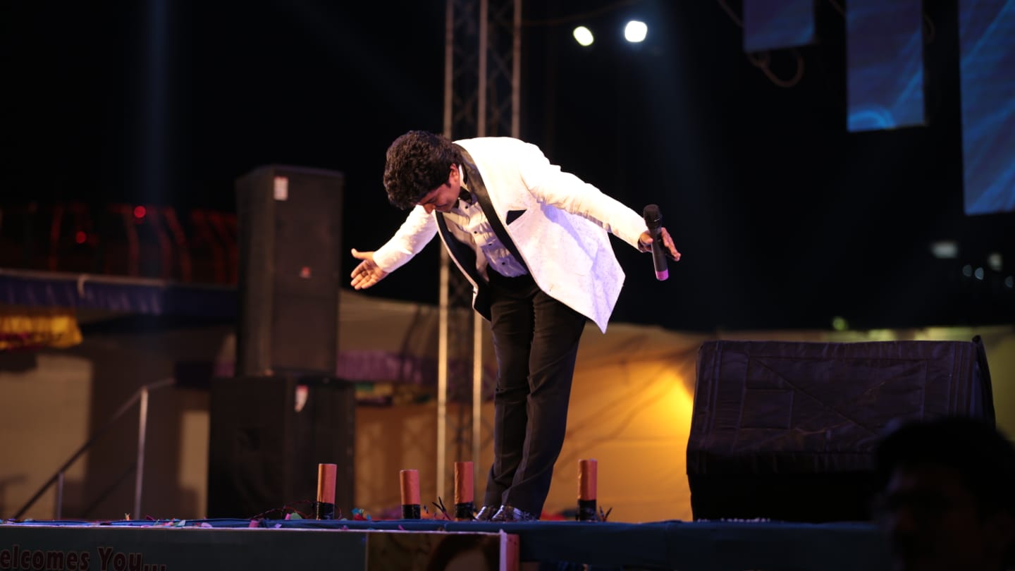 Navin Prabhakar corporate gig moment 2