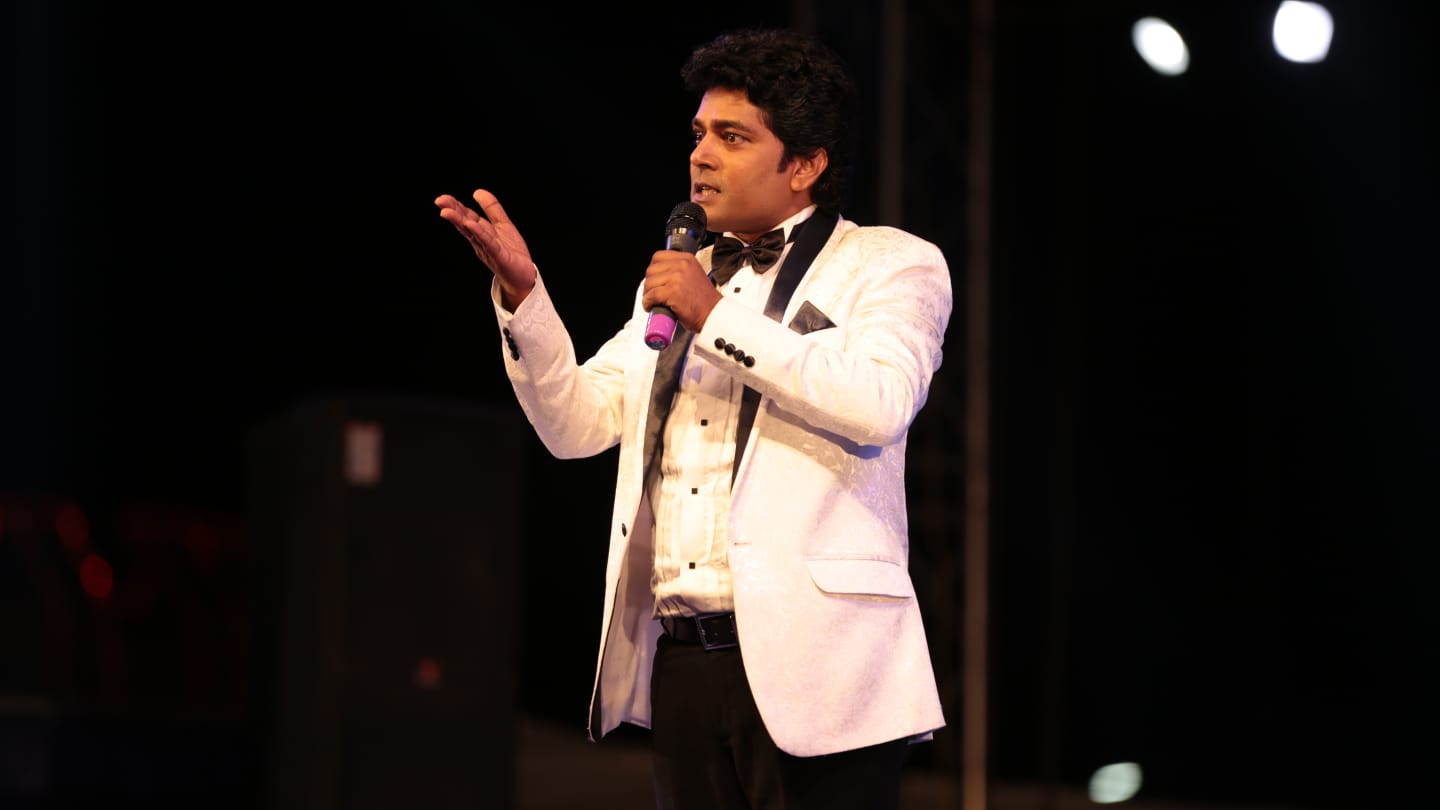 Navin Prabhakar corporate gig moment 3