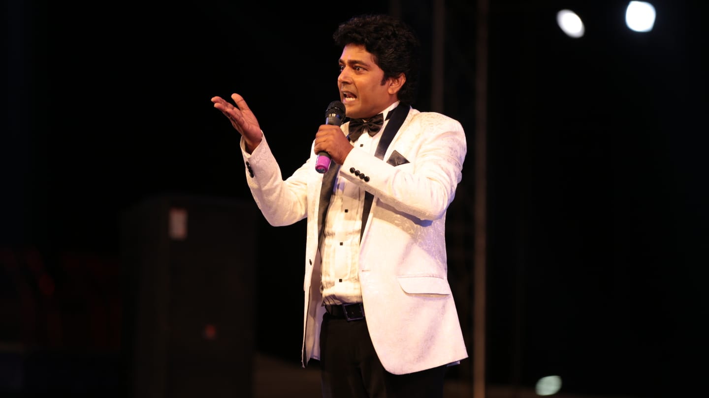 Navin Prabhakar corporate gig moment 4