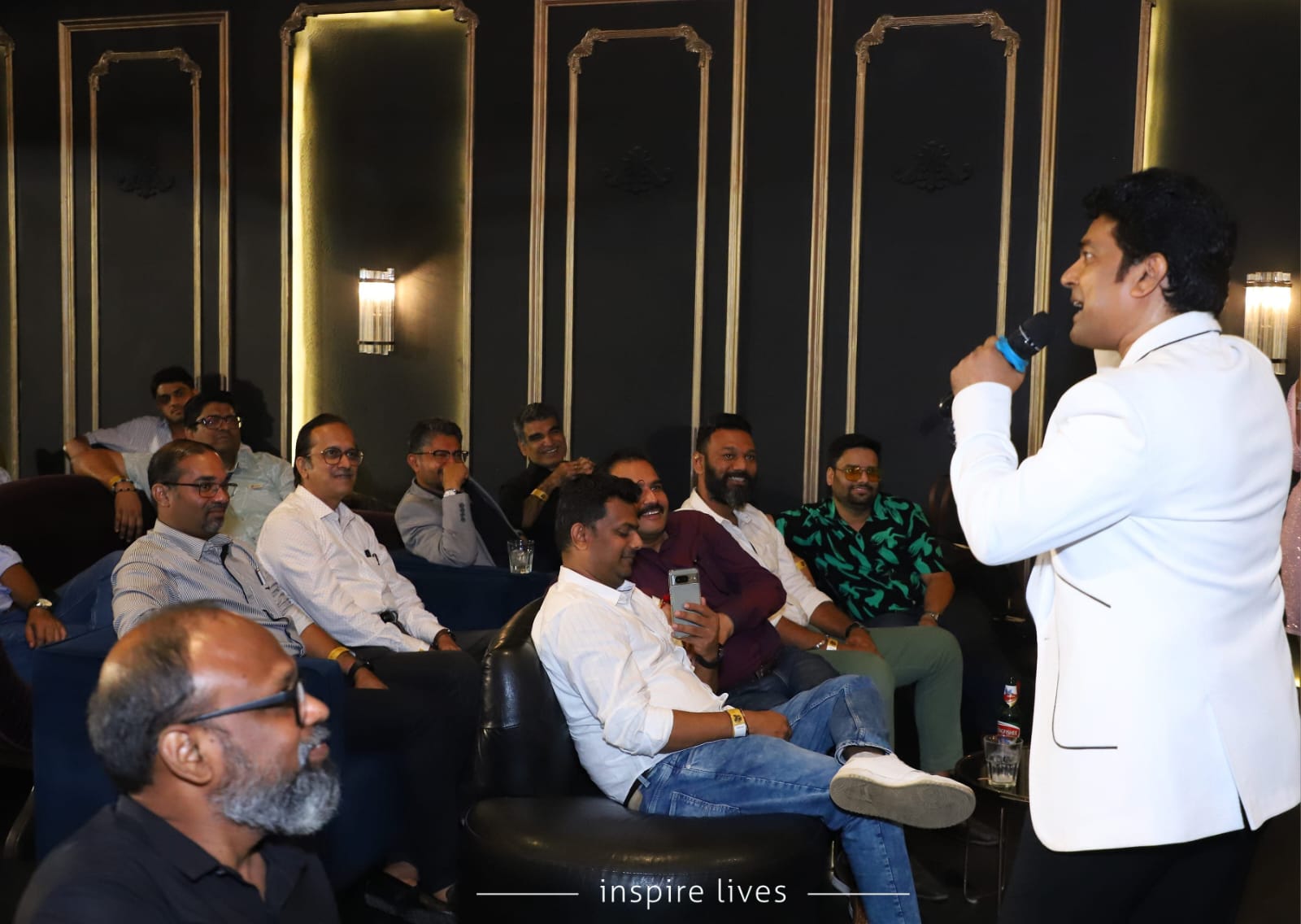 Navin Prabhakar entertaining a live audience