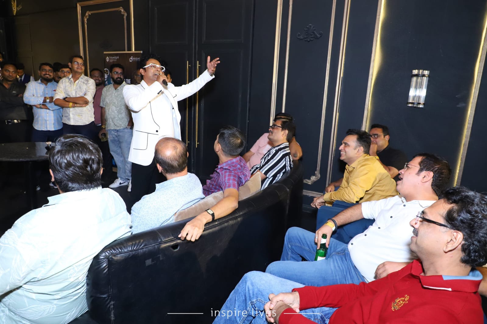Navin Prabhakar engaging the audience during a solo set
