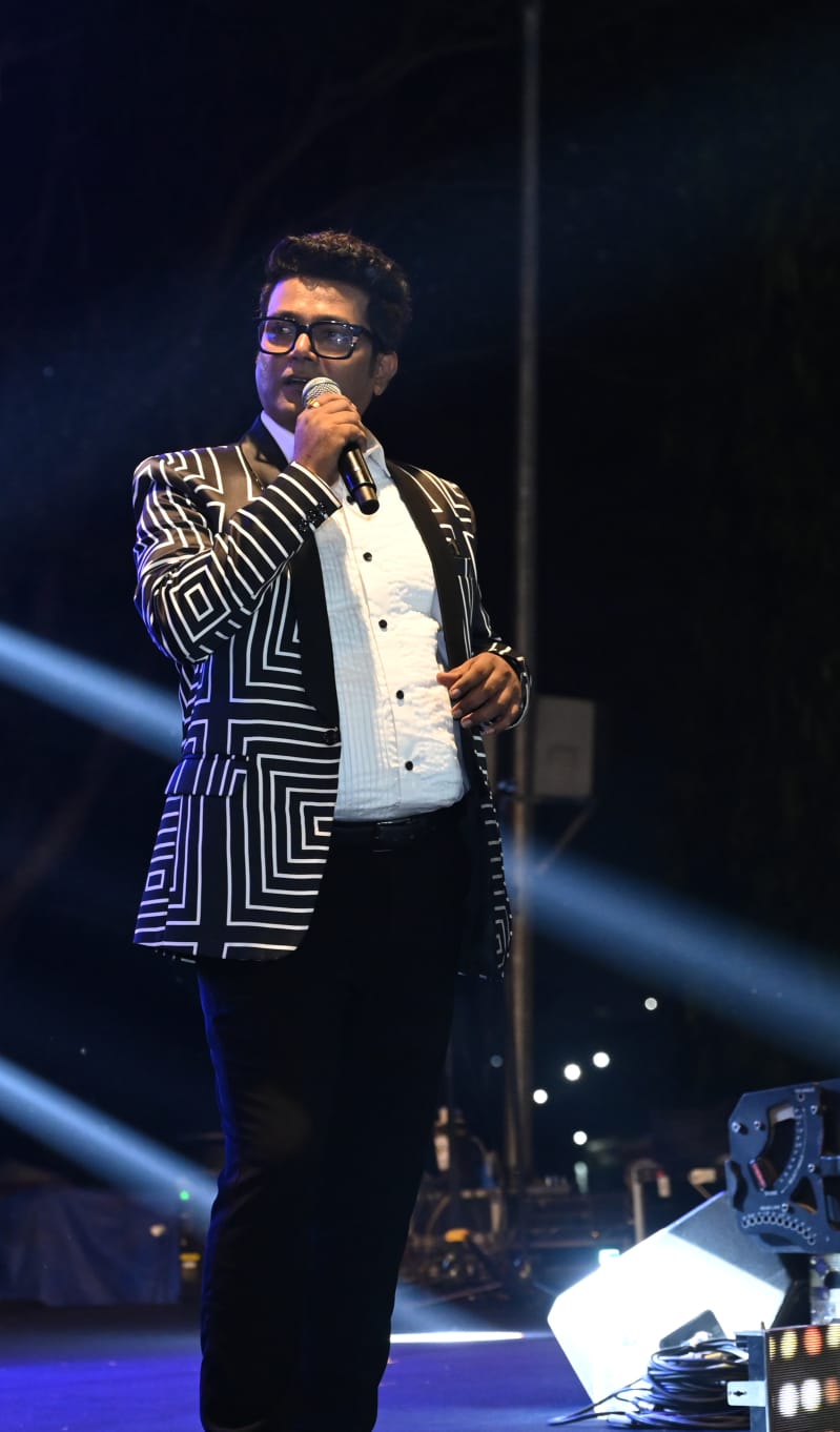 Navin Prabhakar performing on the corporate stage