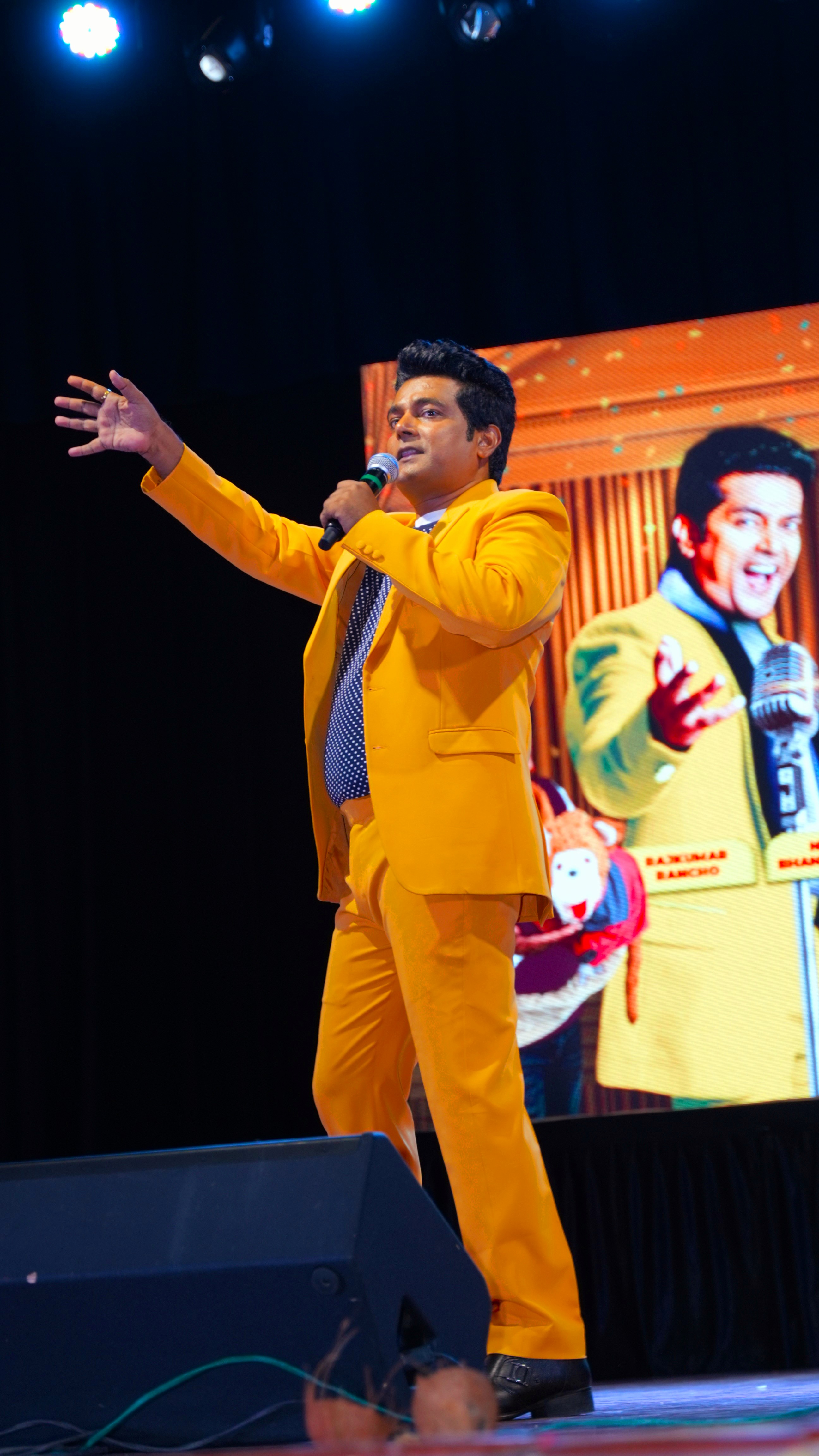 Navin Prabhakar closing a solo performance